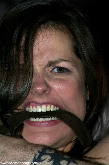 Submissive lesbian Kayden Faye gives a cunt licking in a wild BDSM session