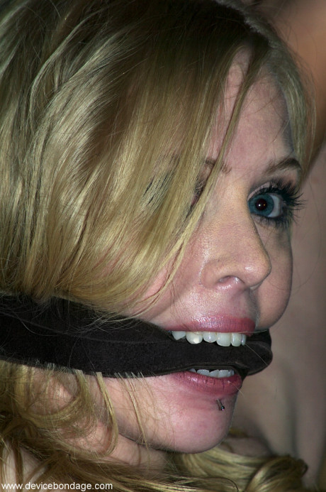 Submissive lesbian Kayden Faye gives a cunt licking in a wild BDSM session