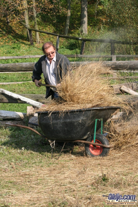 Horny couple pauses their farm work for a quick fuck amid loose hay