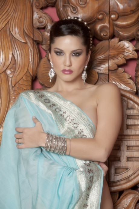 Classy MILF Sunny Leone takes off her Bollywood dress and bares gigantic boobies