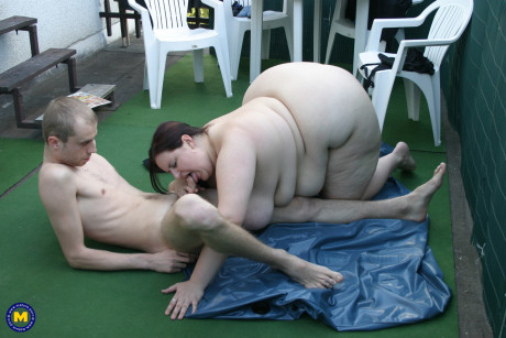 SSBBW amateur Leanne playing with toys and giving a hot oral sex outdoors