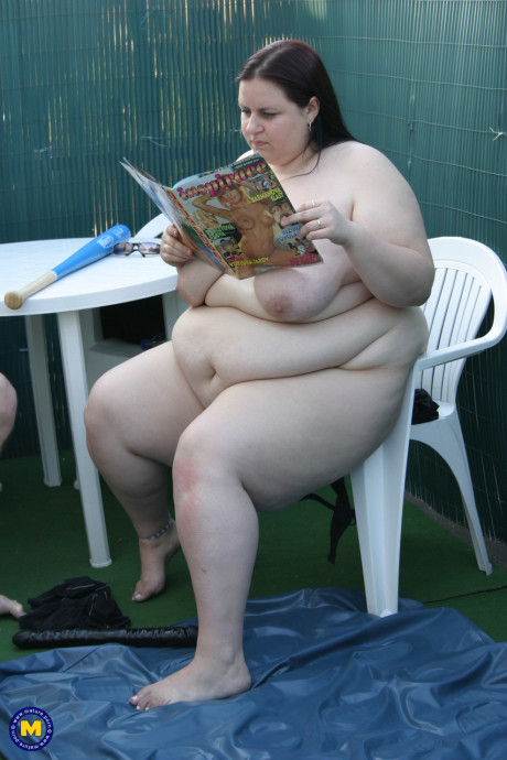 SSBBW amateur Leanne playing with toys and giving a hot oral sex outdoors