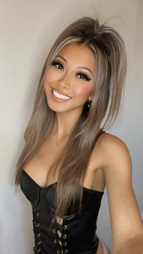 Charming yellow-haired Jamie Luna Vip changes her attire during solo action
