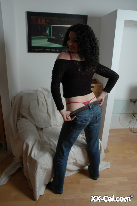 Amateur babe Sofia gets rid of her clothes and showcases her perfect boobies