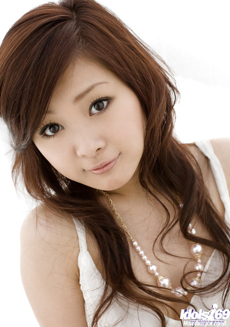 Cute chinese babe Suzuka Ishikawa uncovering her fuckable body