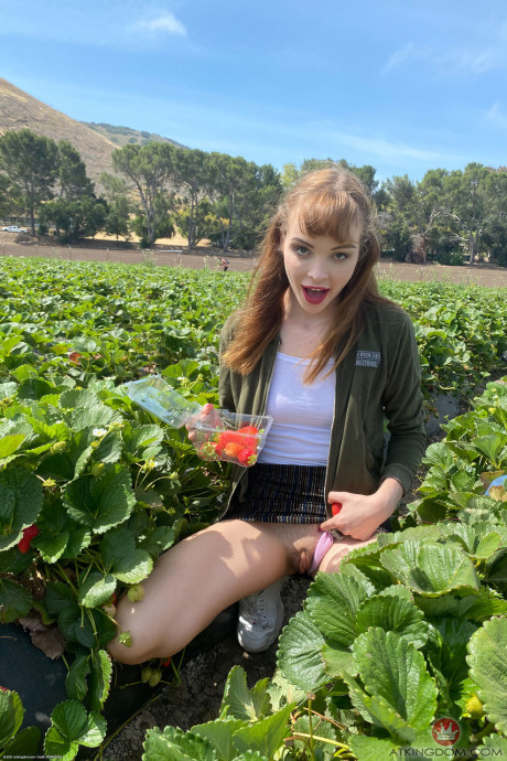 Teenie with a massive behind Aliya Brynn shows off her inviting thick snatch up close