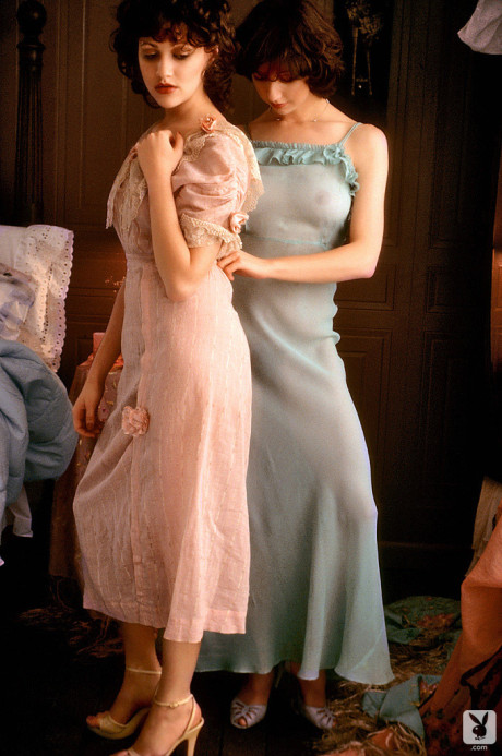 Retro babes Pamela Zinszer and Susan Lynn Kiger are loving themselves nude