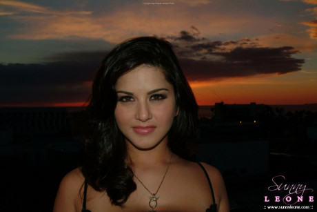 Ravishing babe Sunny Leone poses solo and shows her nice boobies during sunset