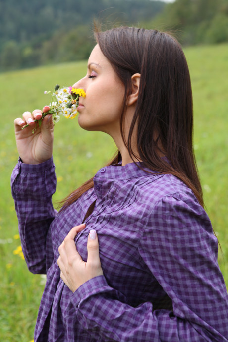 Young teenie bitch GF broad Gloria gets completely nude while picking flowers in a field