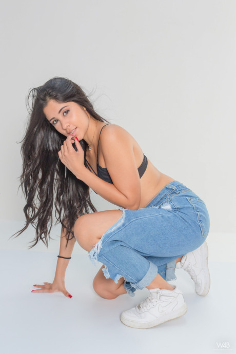 Glam babe Katie Arias doffs her ripped jeans & flaunts her giant booty in panties