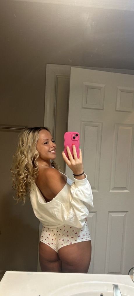 OnlyFans Lil Mia starring Lil Mia Hot Gallery