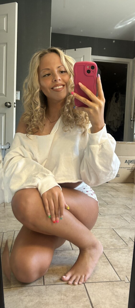 OnlyFans Lil Mia starring Lil Mia Hot Gallery