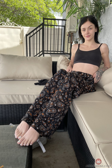 Fine teen amateur Rosalyn Sphinx flaunts her feet and hot holes up close