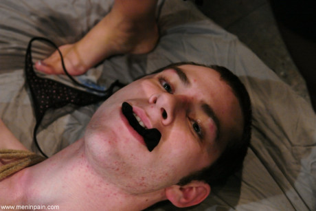 Males In Pain performed by Nomad, Sativa Rose undressed Photos