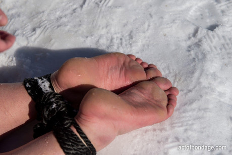 Brunette BBW rids ball gag and ropes while posing undressed and barefoot in snow
