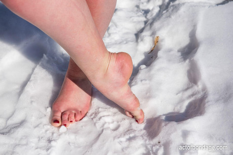 Brunette BBW rids ball gag and ropes while posing undressed and barefoot in snow
