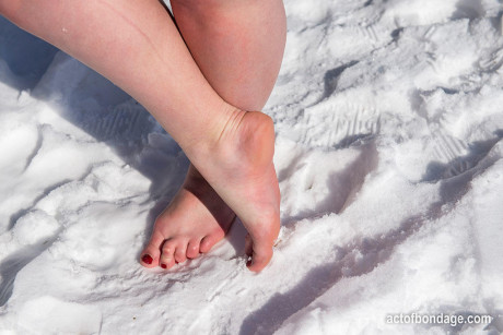 Brunette BBW rids ball gag and ropes while posing undressed and barefoot in snow