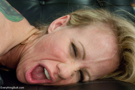 Blonde MILF Simone Sonay gets her giant behind slammed by lezdom Francesca Le