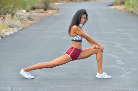 Sporty glamour babe Nia strips totally nude while jogging in public