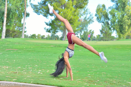 Sporty glamour babe Nia strips totally nude while jogging in public