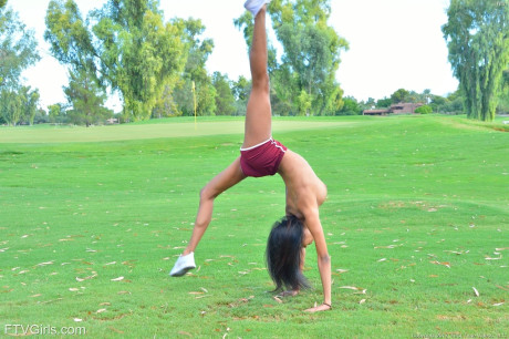 Sporty glamour babe Nia strips totally nude while jogging in public