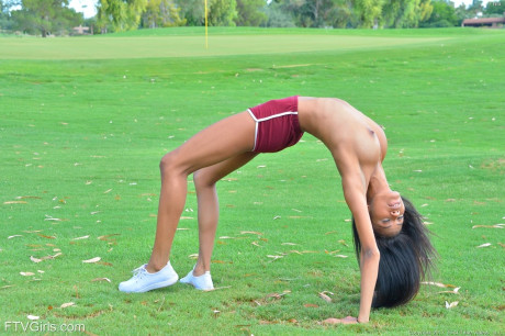 Sporty glamour babe Nia strips totally nude while jogging in public