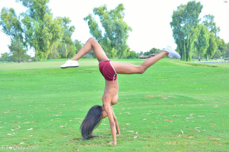 Sporty glamour babe Nia strips totally nude while jogging in public