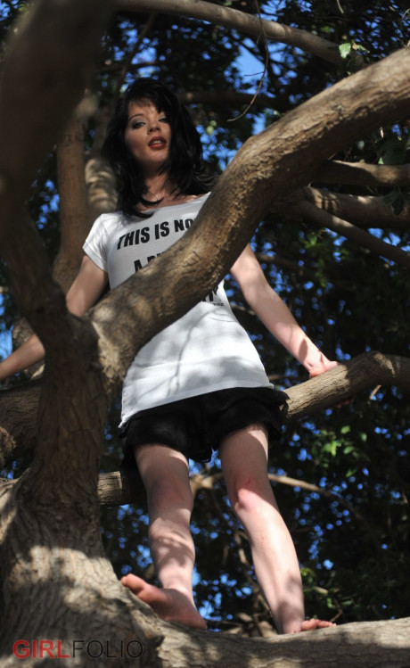 Jessi demonstrates why it's always best to wear knickers if your going to