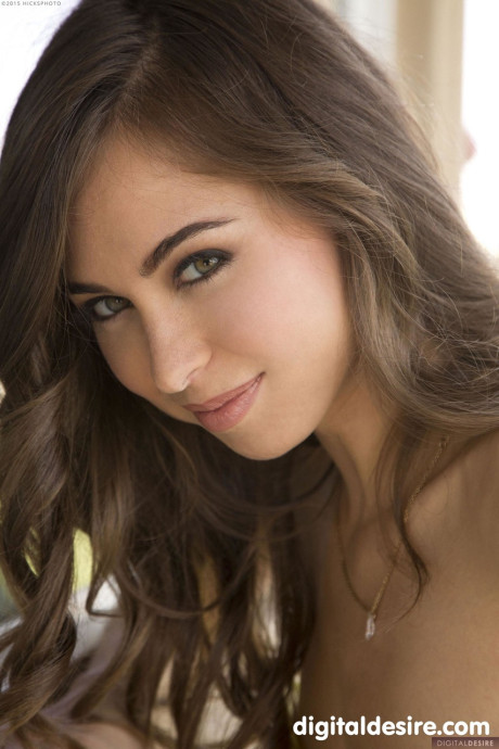 Stunning thin babe Riley Reid spreads her trimmed puffy vagina up close