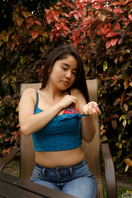 Sweet amateur babe Lolita Minh gets rid of her clothes and poses naked