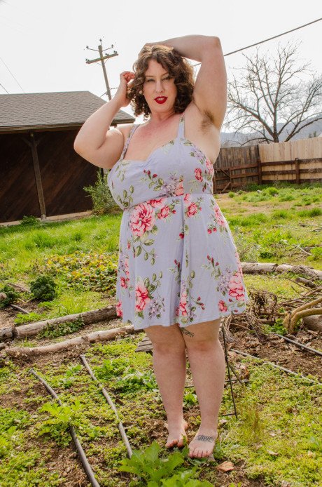 Stunning BBW Delilah Brooke shows off her furry cunt all undressed outdoors