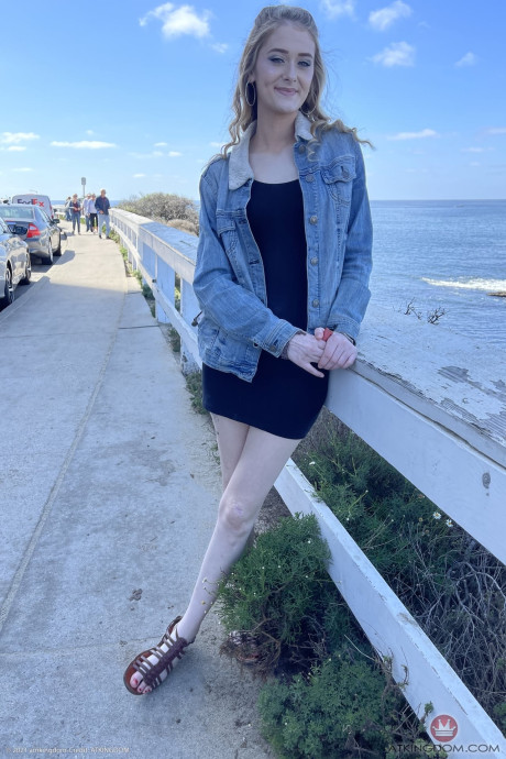 Thin amateur Meloni Moon shows off her gorgeous charming feet and holes up close