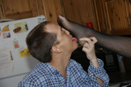 Natural ginger head Morgan Reigns has her feet licked and cummed on
