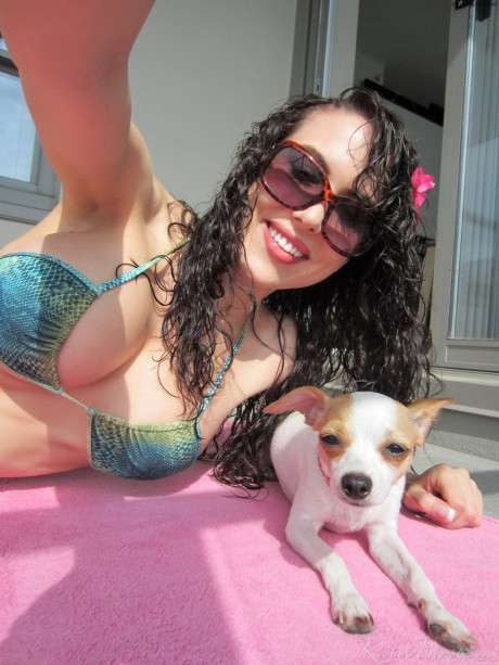 Amateur female Katie Banks bares her knockers while taking bikini selfies