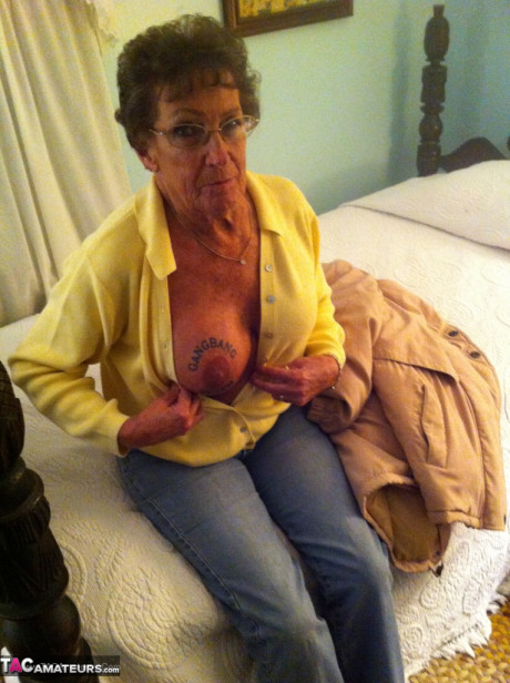 Nasty amateur granny shows her pretty undressed body and kisses a fresh teenie man