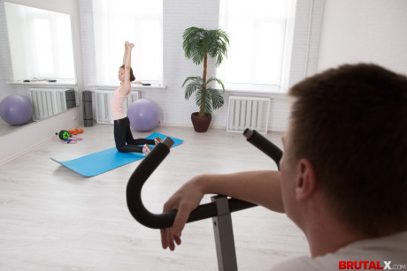 Fine teen Stefanie gets her butthole filled while wearing tights on a yoga mat