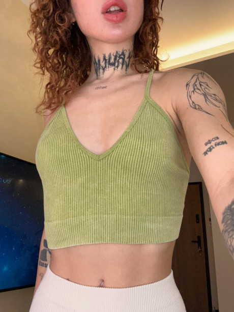 Fine curly haired OnlyFans cam babe Curly Polly shows her tasty twat