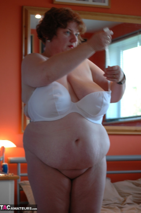 Fat amateur uncups her large boobs as she steps inside to change clothes