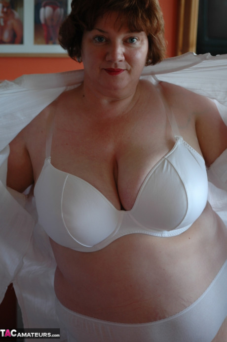 Fat amateur uncups her large boobs as she steps inside to change clothes