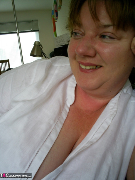 Fat amateur uncups her large boobs as she steps inside to change clothes
