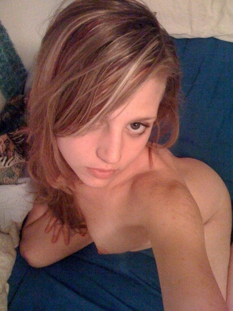 Slender college babe takes selfies of her sweet body and bald snatch