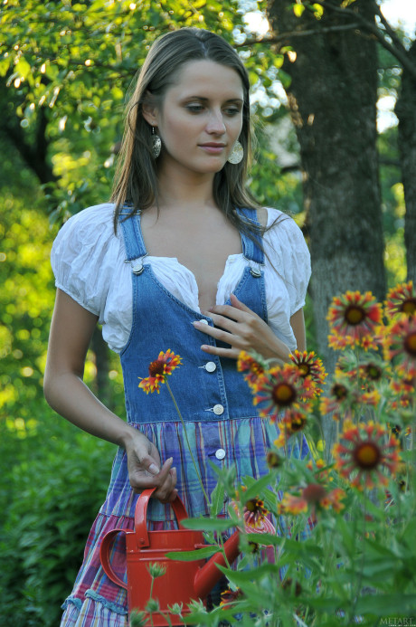 Stunning amateur country girl GF chick Nata F exposes her humongous tits in a garden