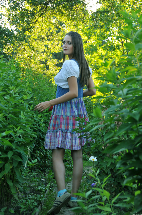 Stunning amateur country girl GF chick Nata F exposes her humongous tits in a garden