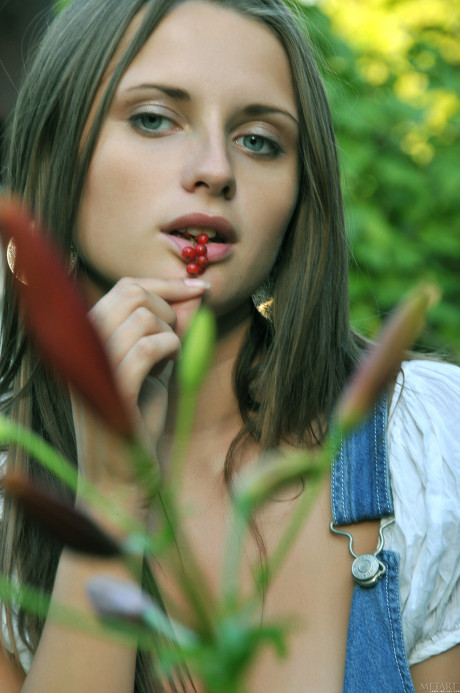 Stunning amateur country girl GF chick Nata F exposes her humongous tits in a garden