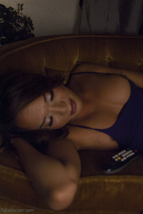 Hot t-girl Jessica Fox & a muscular stud have anal sex with each other