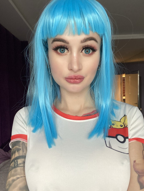 Attractive OnlyFans cam model shows off her thin body & her stunning tattoos