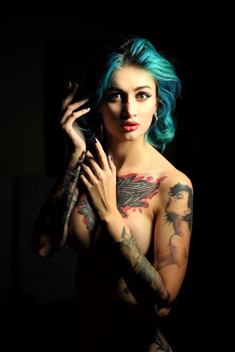 Attractive OnlyFans cam model shows off her thin body & her stunning tattoos