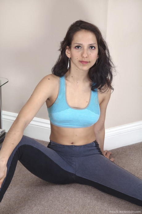 Dark-haired babe Rosa loses her sportswear and flaunts her furry vagina