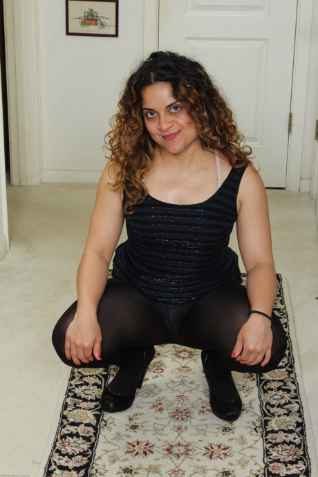 Curly haired MILF Drew Jones undresses and spreads her hairy snatch up close