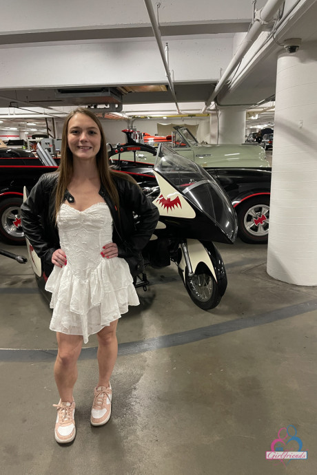 Thin girl Mira Monroe shows her lickable toes & her yummy cunt